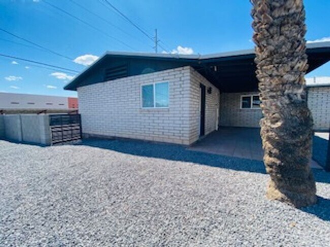 Building Photo - 4 bed 3, bath with connected guest house