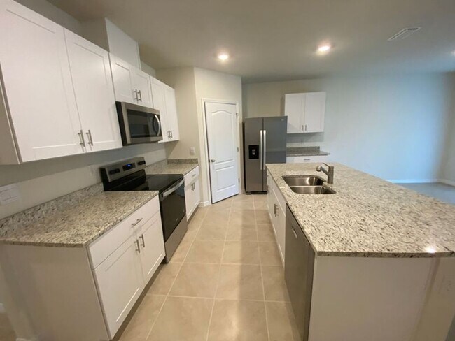 Building Photo - 4 Bedroom 2 Bath home in Oak Leaf Preserve...