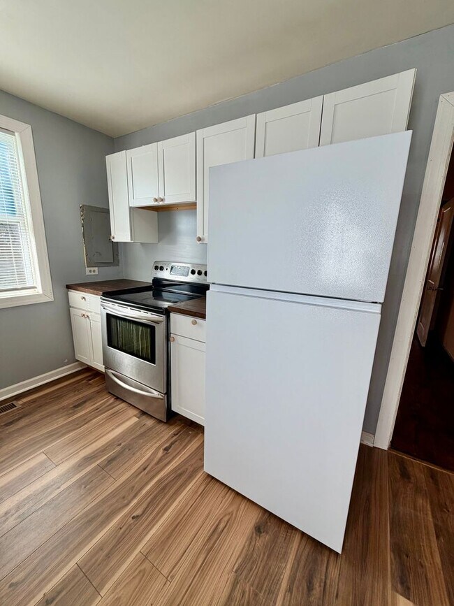 Building Photo - Central Location to Huntsville!