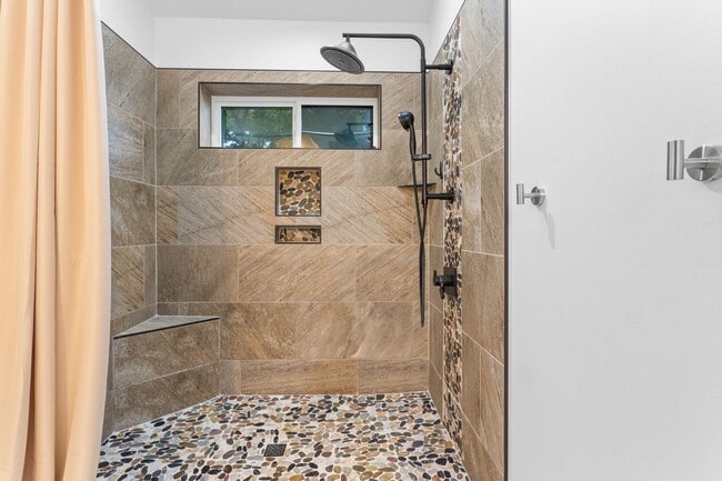 Building Photo - Oak Cove Condo