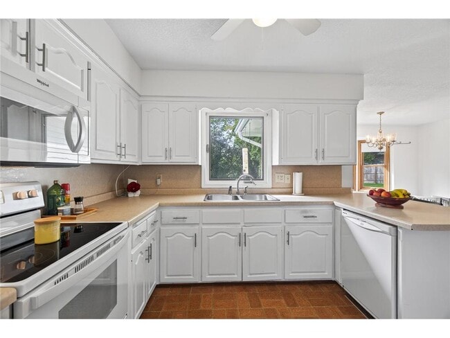 Building Photo - 16318 Temple Dr S