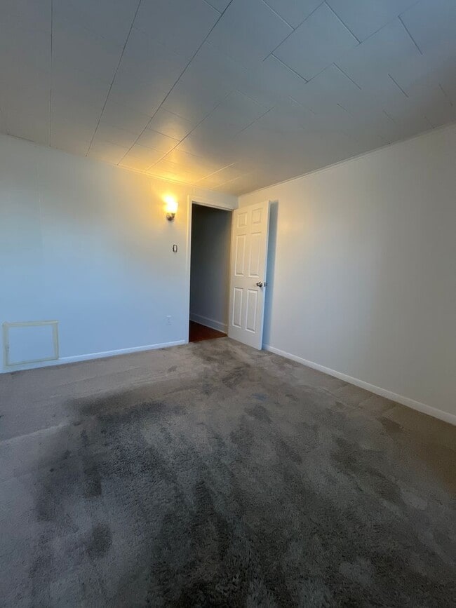 Building Photo - Large, well-maintained 4-bedroom, 1-bathroom row home