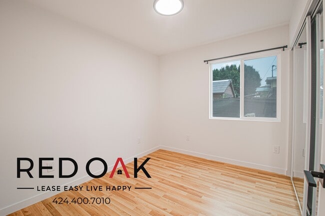 Building Photo - 856 W 47th St