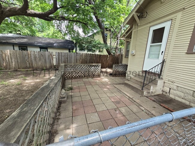 Building Photo - 615 S Volutsia Ave