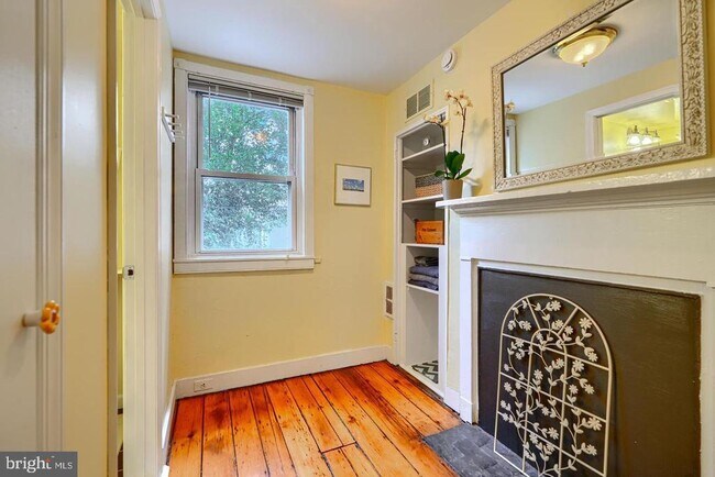 Building Photo - 1806 Bank St