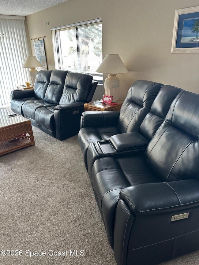 Building Photo - 8494 Ridgewood Ave