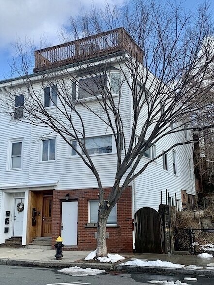 Building Photo - 142 Marginal St