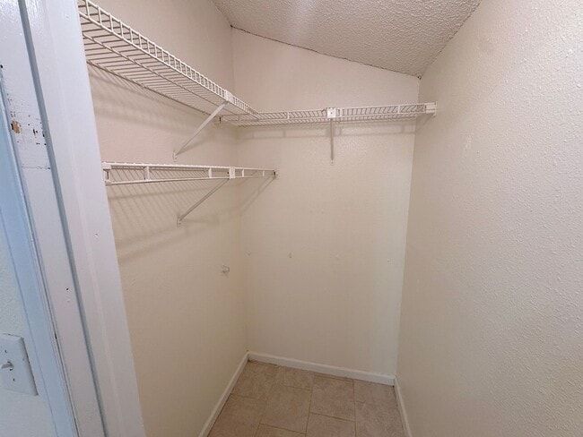 Building Photo - Refrig A/C 2bed/2bath Duplex with Bonus Room!