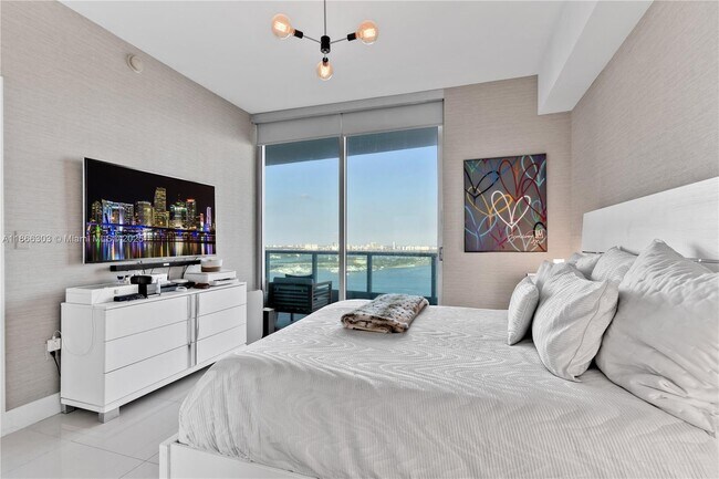 Building Photo - 900 Biscayne Blvd