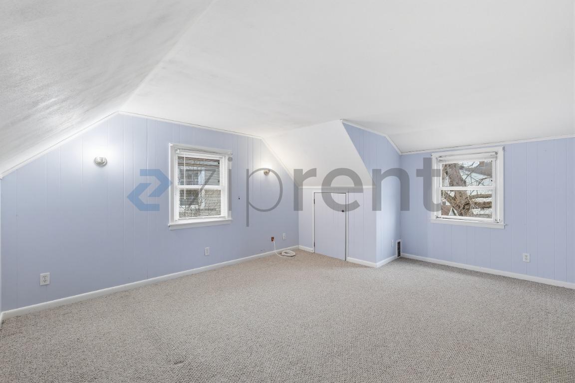 Building Photo - 18 St James St