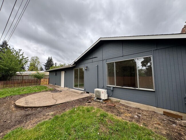 Building Photo - 3 Bedroom, 2 Bath Single Family Home in Cal Young/Gilham Neighborhood