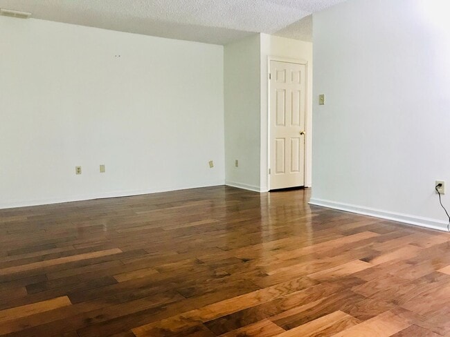 Building Photo - Beautiful 3-Bed/2.5-Bath Townhome in Aston...