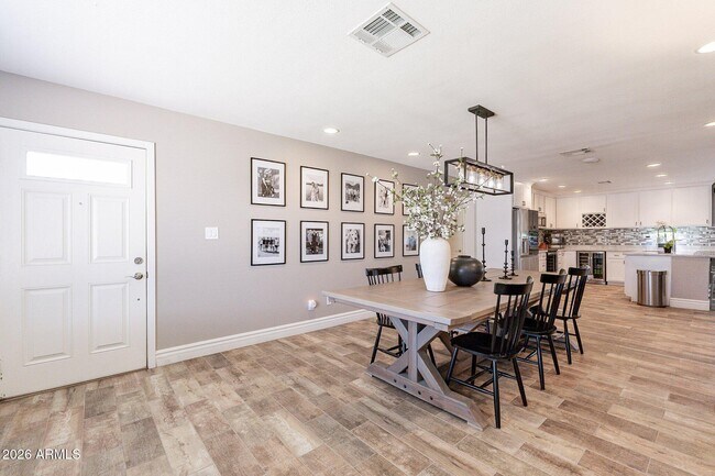 Building Photo - 2033 E Harvard Dr