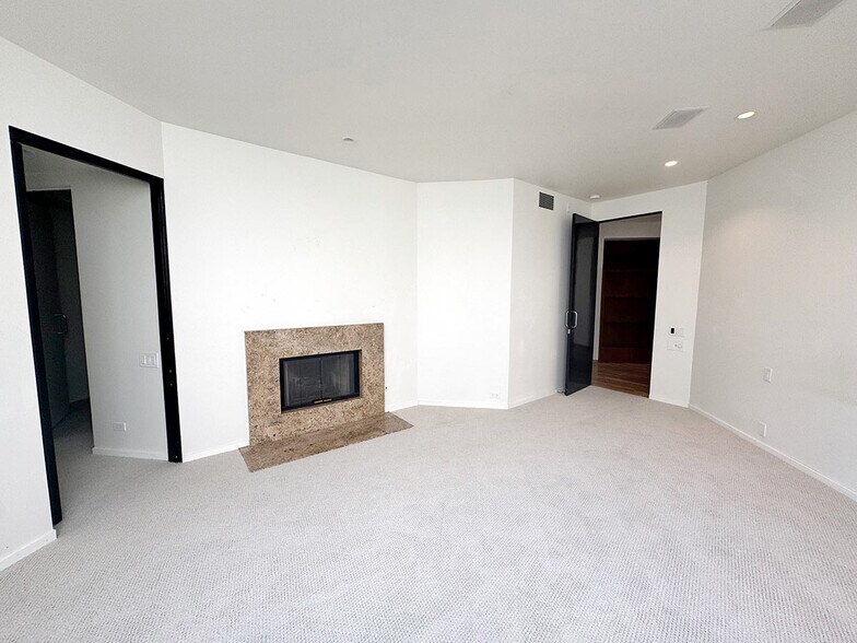 Building Photo - 3505 Ocean Front Walk