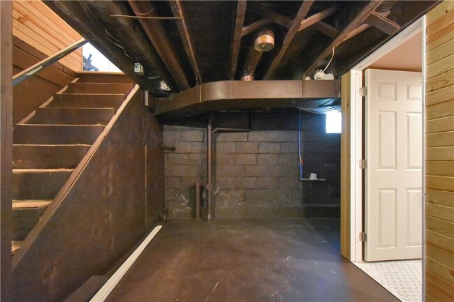 Building Photo - 301 W 11th Ave