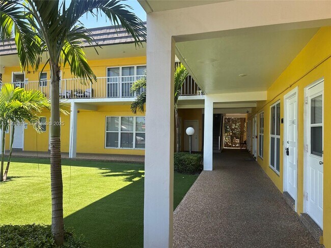 Building Photo - 2822 Van Buren St