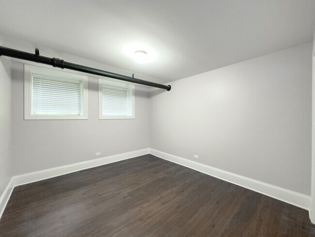 Building Photo - 936 E 52nd St