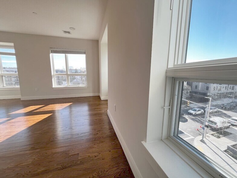 Building Photo - 7 Everett St