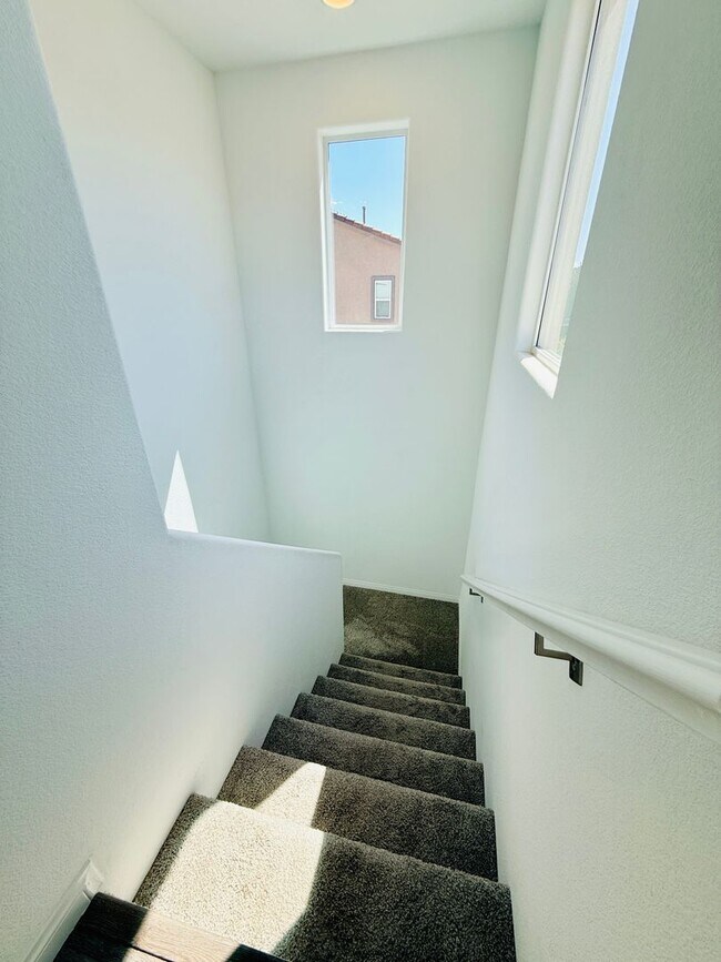 Building Photo - Stunning Home in the Desirable Cadence Community!