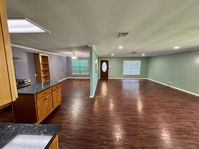 Building Photo - Ready For Move In! Roomy 2 bedroom 1 bath ...