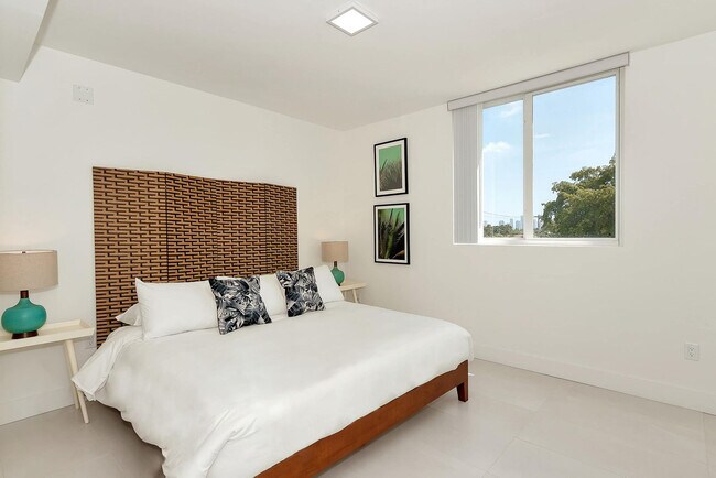 Building Photo - 1710 SW 27th Ave