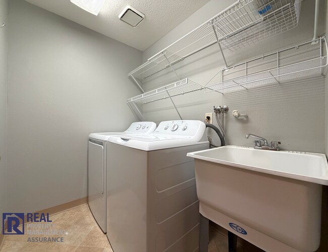 Building Photo - 9085 SW Trigger Ct