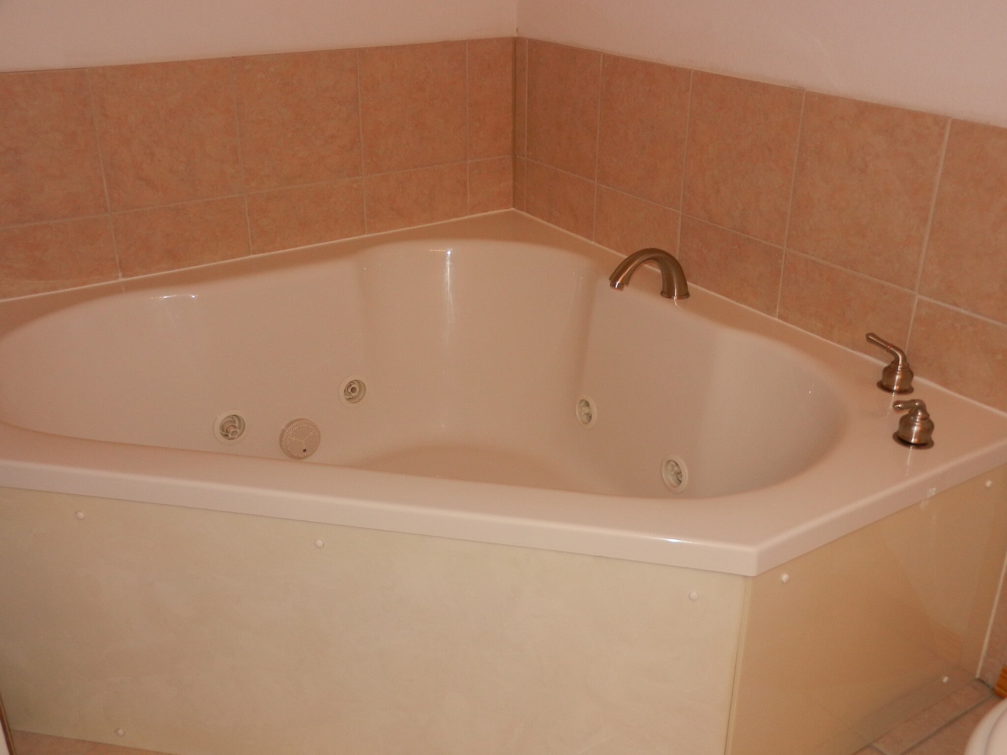 Master bath tub - 707 Savannah Ave