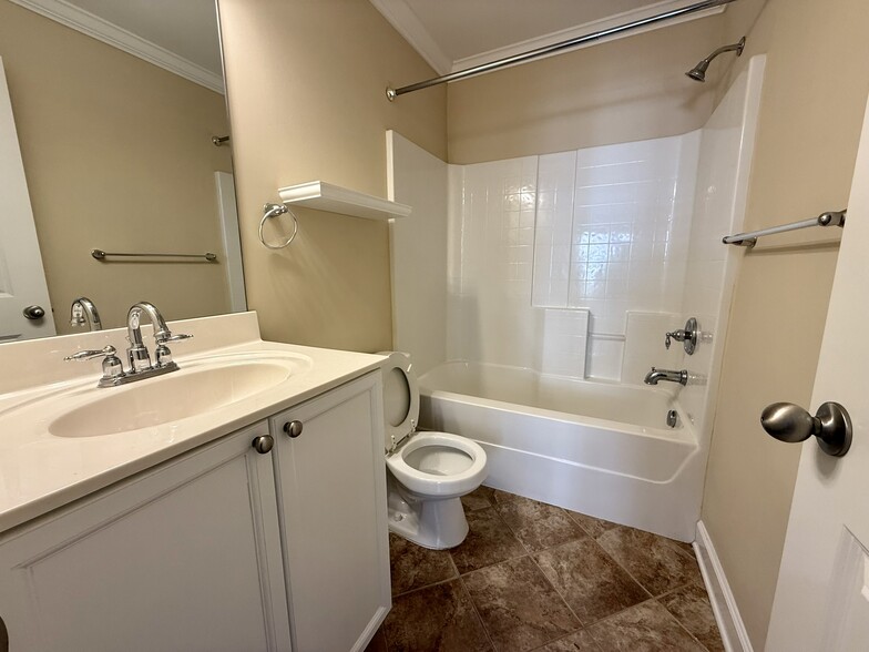 Second room bath - 8236 Lenox Creekside Dr