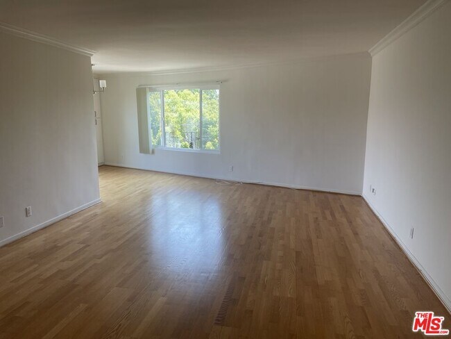 Building Photo - 1097 S Bedford Dr