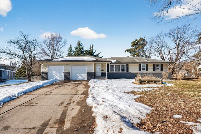 Building Photo - Great Location