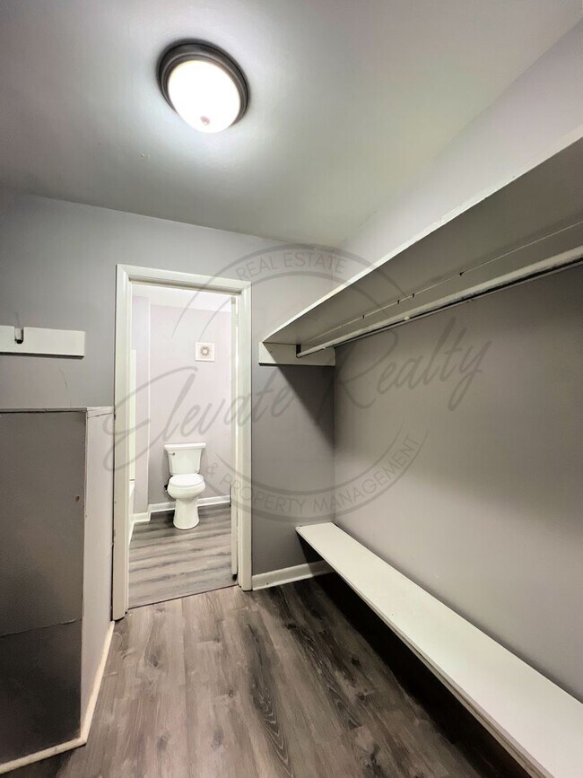 Building Photo - Bright and Airy Second-Floor Apartment with Upgrades and Pet Friendly!
