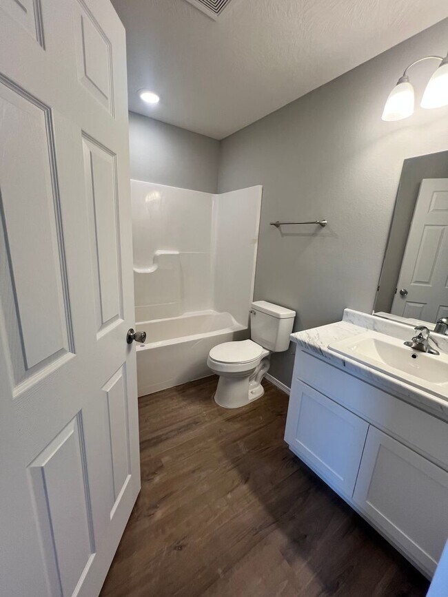 Building Photo - 690 E Garfield St