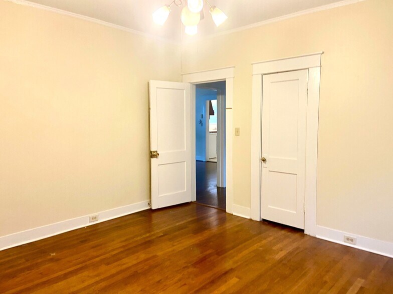 Building Photo - 513 10th Ct S