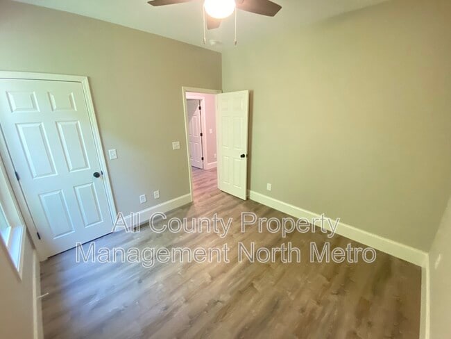 Building Photo - 5390 Valley Dr