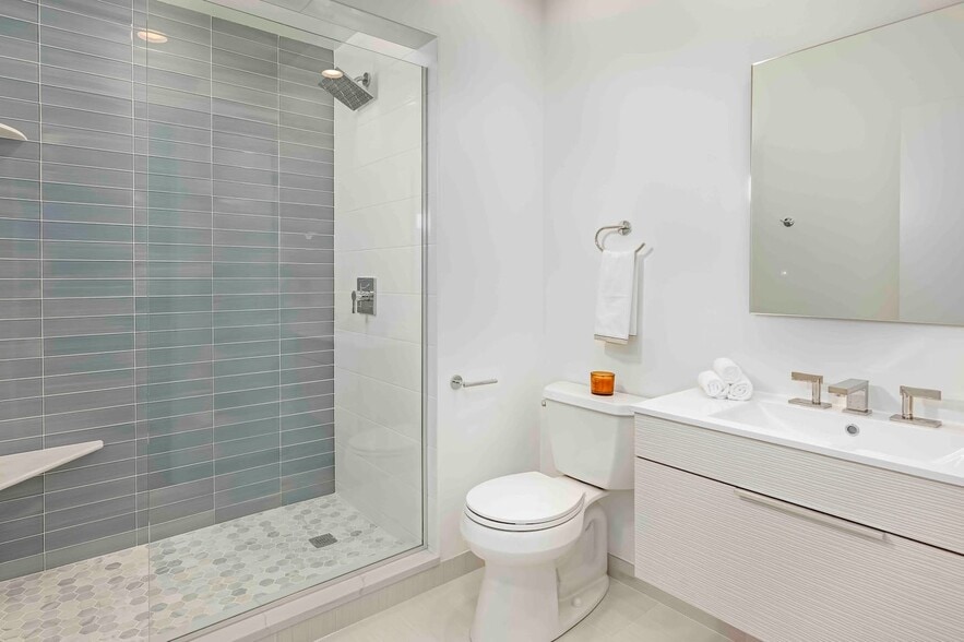 Building Photo - 32 E Bellevue Plz