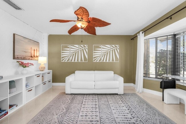 Building Photo - 3250 Lakeview Blvd