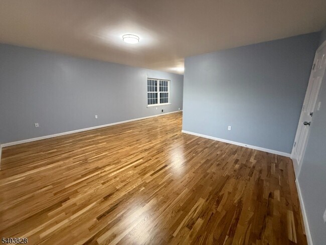 Building Photo - 527 4th Ave