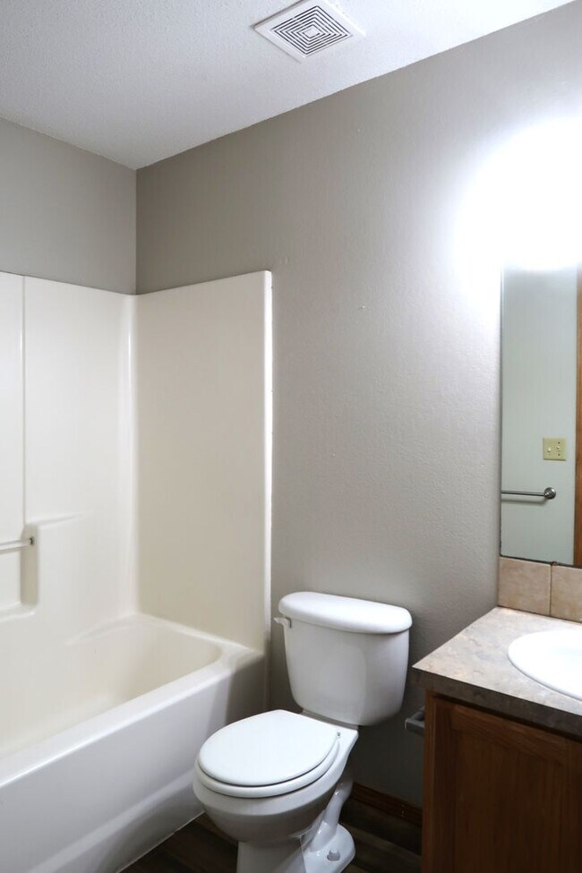 Building Photo - Beautiful and Spacious 4 Bedroom