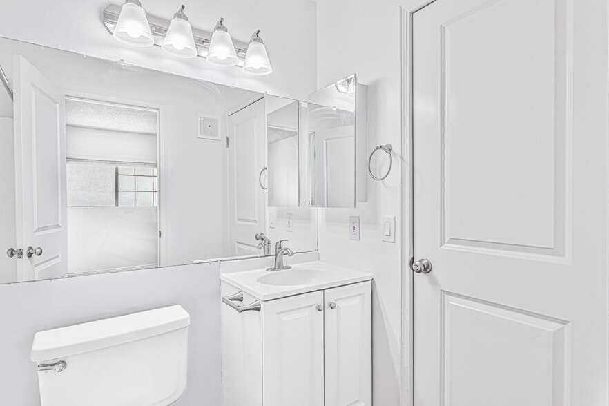 Building Photo - 1070 Loma Ave