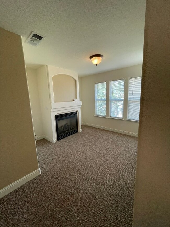 Building Photo - Spacious & Elegant 6-Bedroom, 3.5-Bath Hom...