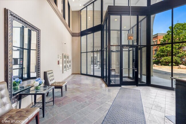 Building Photo - 811 W 15th Pl