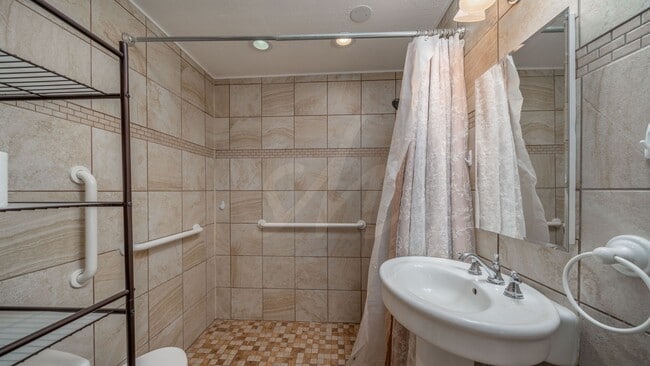 Building Photo - Fantastic 3 Bedroom, 1 level living near F...