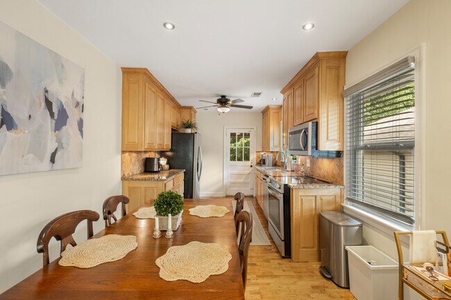 Building Photo - 746 Amsterdam Ave NE