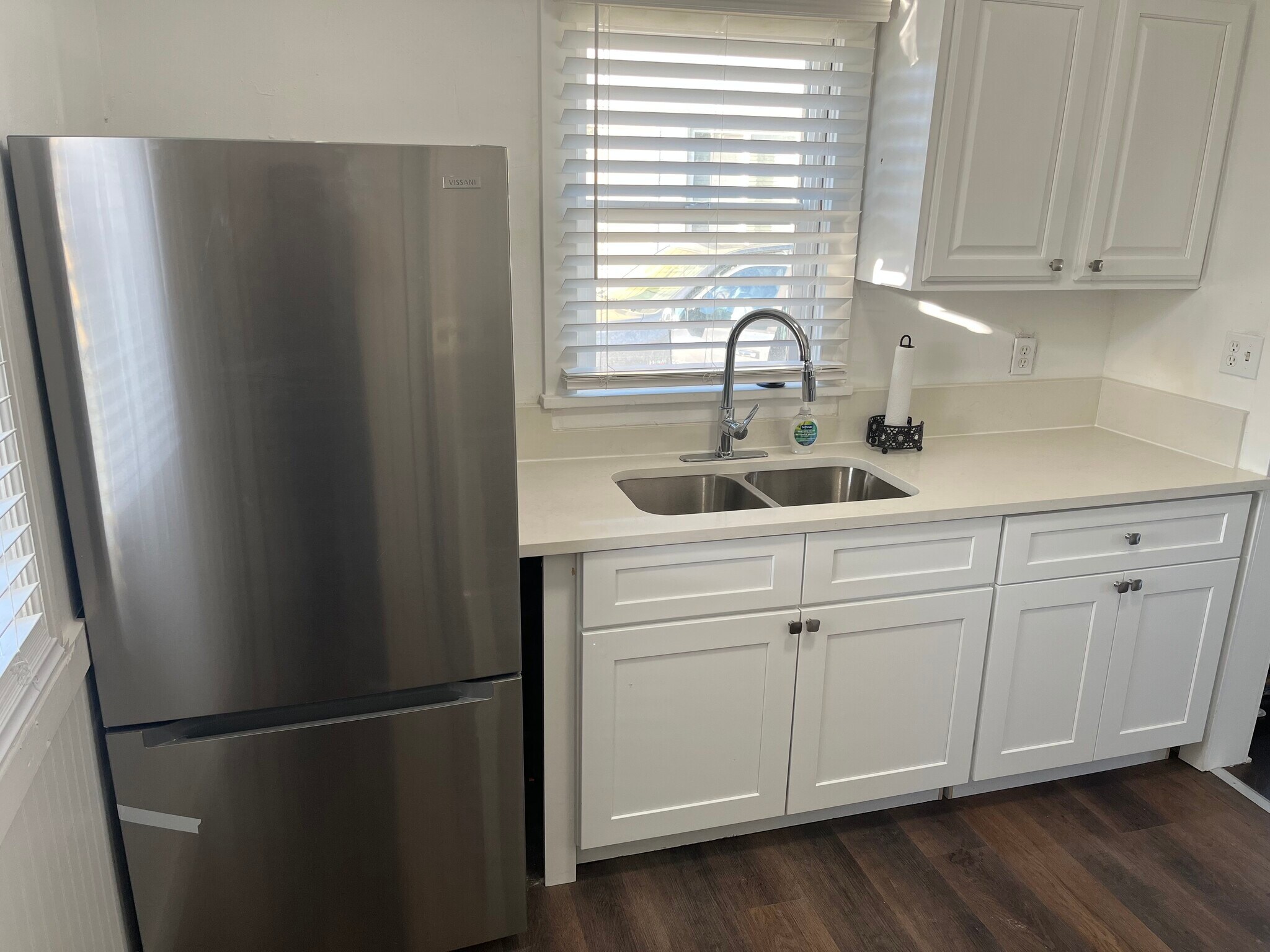 Kitchen sink & fridge - 1235 Ada Ave