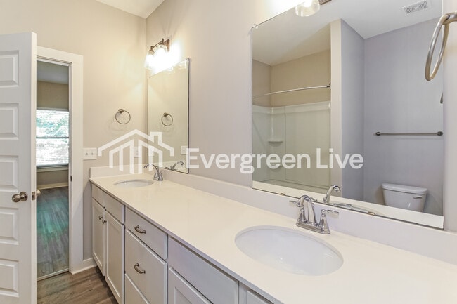 Building Photo - 177 Park Dr N