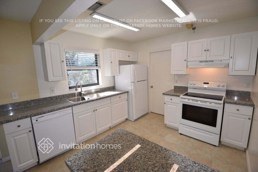 Building Photo - 9014 Fashion Pl