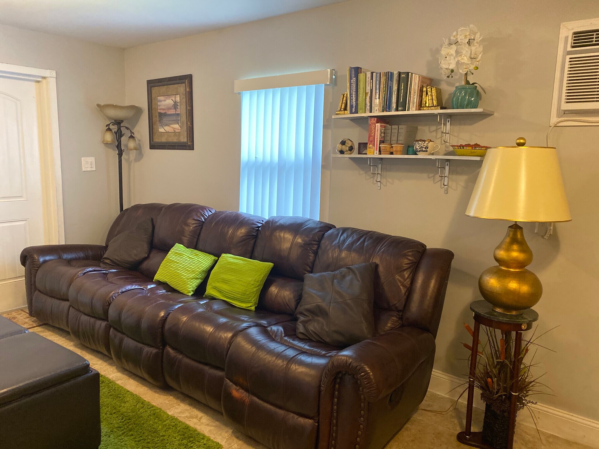 LIVING ROOm - 493 Castle Dr