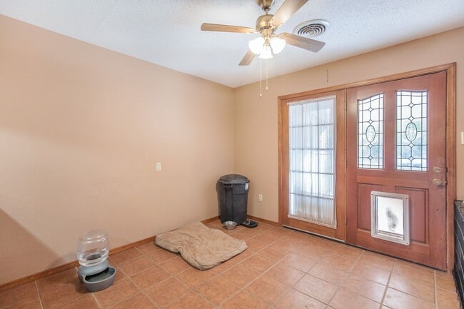 Building Photo - 3 Bedroom 2 Bathroom Home - Dogs Allowed & Large Backyard!