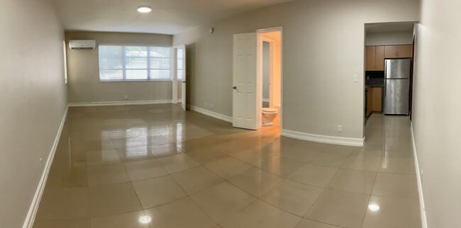 Building Photo - Spacious 1/1 Corner Unit.  Call for Limite...