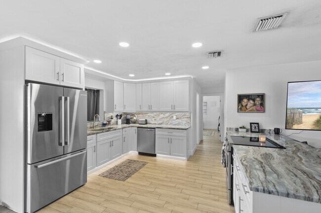 Building Photo - 9956 Dahlia Ave